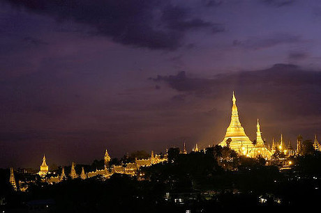 Khung cảnh quần thể chùa Vàng Shwedagon nhìn từ xa trong đêm