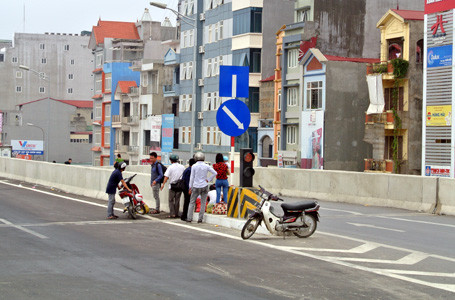 Người dân tập kết trên đường trên cao đoạn qua quận Thanh Xuân