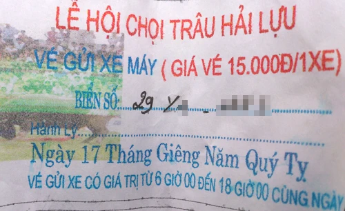 Đầu tiên là dịch vụ trông giữ ô tô, xe máy nhan nhản mọc lên, tha hồ chặt chém du khách. Cụ thể, hầu hết các điểm trong giữ xe đều thu 30.000đ/vé xe máy, 100.000đ/vé ô tô, thời hạn từ 6h đến 18h cùng ngày