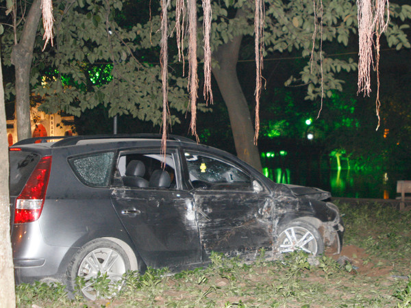 Chiếc xe suýt lao xuống hồ