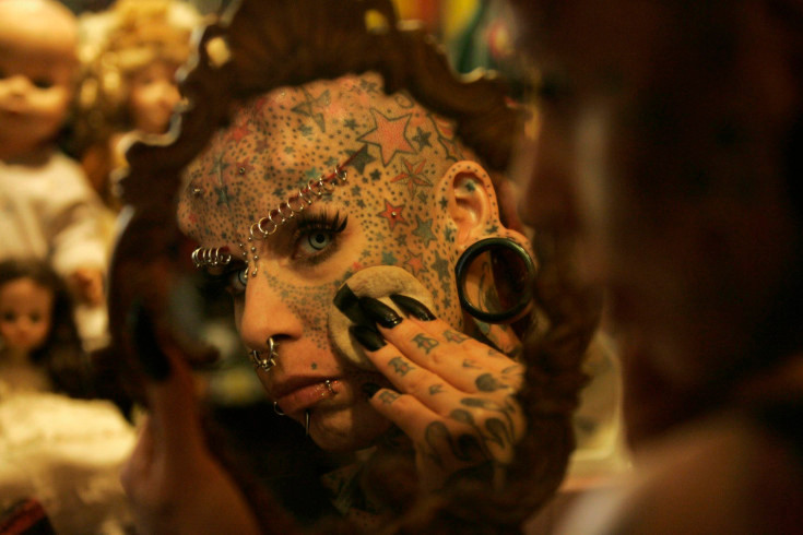 Cô Maria Jose Cristerna,36 tuổi, một nghệ sỹ xăm mình và một cựu luật sư đang trang điểm ở nhà tại Guadalajara, Mexico