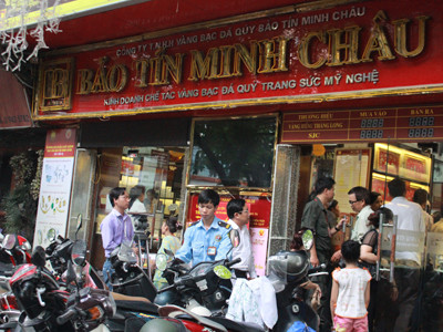 Người dân đổ xô mua vàng hôm 28/6 tại Bảo Tín Minh Châu Ảnh: Nguyễn Thảo