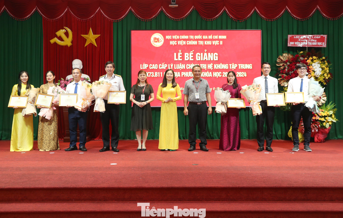 Lãnh đạo Học viện Chính trị Khu vực II trao giấy khen cho 6 học viên có thành tích trong học tập và hoạt động phong trào của lớp K73.B11.