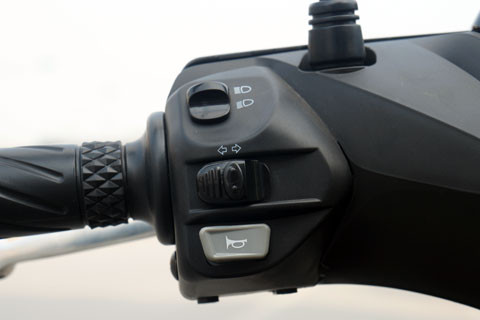 Tay lái bên trái là nút còi, xi-nhan và chuyển chế độ đèn pha/cốt. Tay lái bên trái là nút còi, xi-nhan và chuyển chế độ đèn pha/cốt