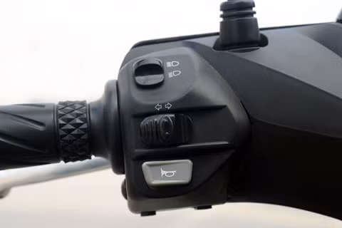 Tay lái bên trái là nút còi, xi-nhan và chuyển chế độ đèn pha/cốt