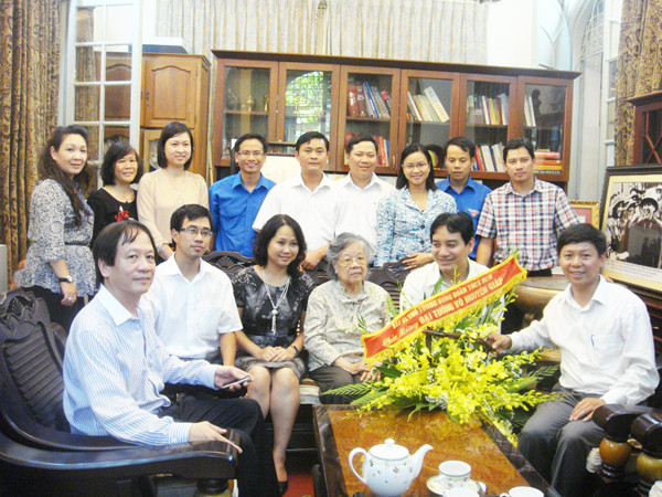  Lãnh đạo T.Ư Đoàn cùng gia đình Đại tướng Võ Nguyên Giáp. Ảnh: Hải Yến