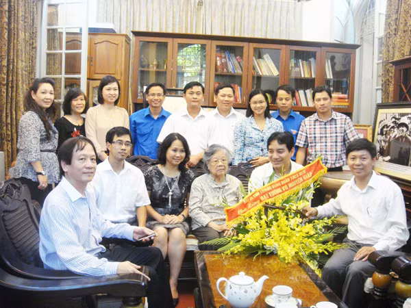  Lãnh đạo T.Ư Đoàn cùng gia đình Đại tướng Võ Nguyên Giáp. Ảnh: Hải Yến