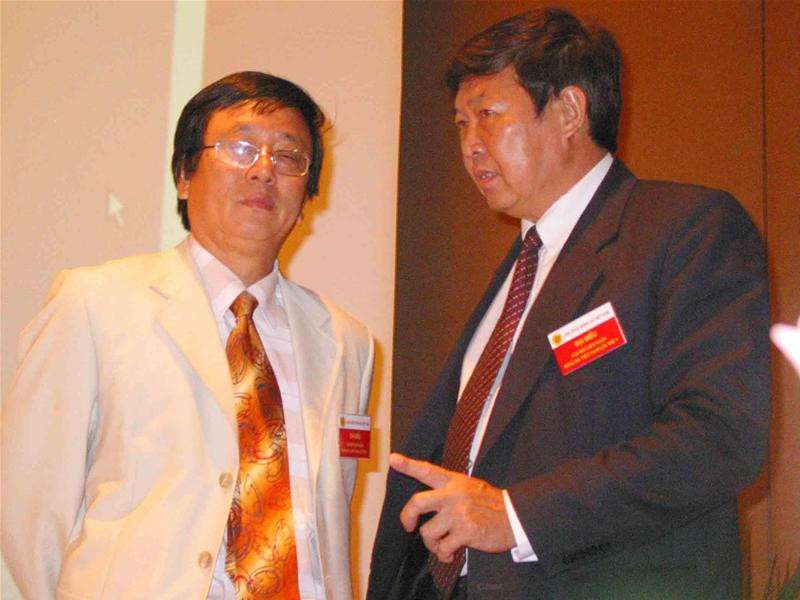 Quang cảnh Đại hội Nhiều vấn đề "nóng" làm đại biểu... khát Tâm sự phút giải lao Phút tâm tư của ông Phạm Ngọc Viễn ĐB Võ Quốc Thắng, Đoàn Nguyên Đức thảo luận các vấn đề ngoài hành lang LS Hải: "Tôi mà được mỗi 1 phiếu là tại anh đấy nhé!" Chủ tịch VFF khóa 4 Mai Liêm Trực trả lời phỏng vấn truyền hình LS Hải và ông Ngô Tử Hà: "Em xin bác chia sẻ tí kinh nghiệm" Cân nhắc kỹ trước khi đặt bút phiếu Được rồi, đã bỏ phiếu xong 116 đại biểu bỏ phiếu chọn BCH mới Hòm phiếu đầy đủ trước khi kiểm phiếu