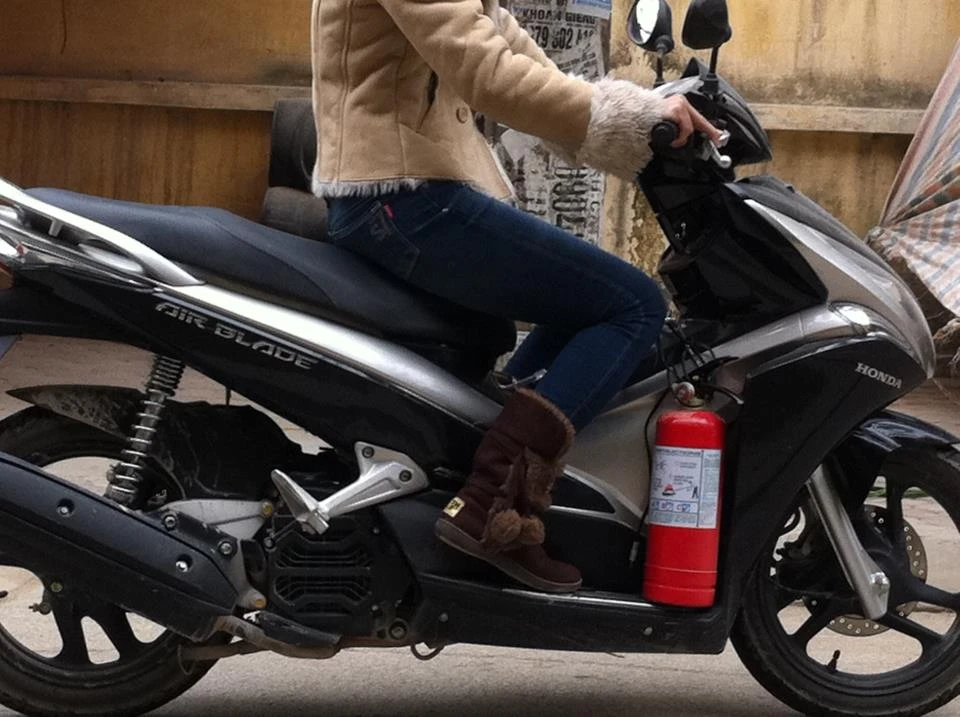 Mang theo bình chữa cháy mini phòng rủi ro!? (Ảnh: Internet)