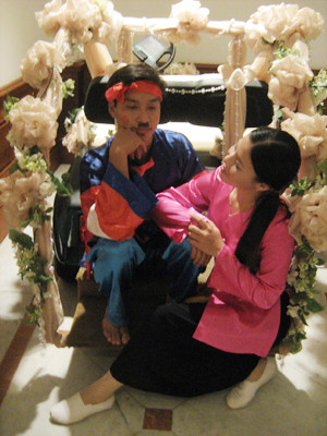 Vợ chồng Nguyễn Thị Ngọc - Nguyễn Văn Thành trong 1 buổi tập văn nghệ