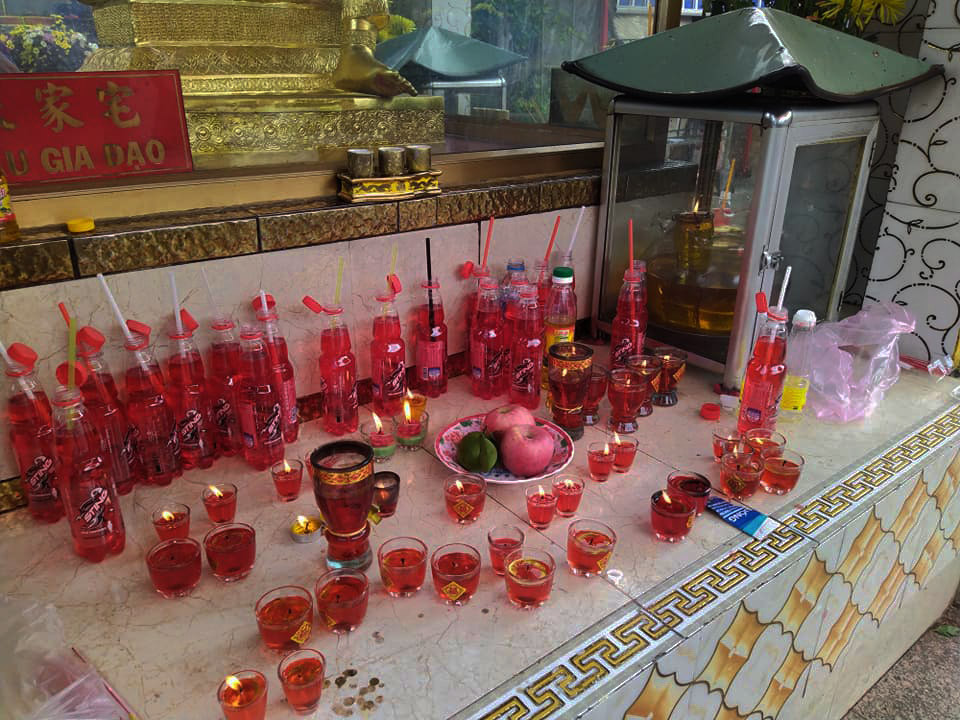 Bốn phía là bốn bàn thờ với những đồ thờ rất giản dị và có màu đỏ tượng trưng cho sự may mắn.