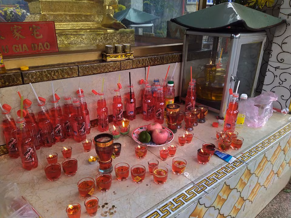 Bốn phía là bốn bàn thờ với những đồ thờ rất giản dị và có màu đỏ tượng trưng cho sự may mắn.