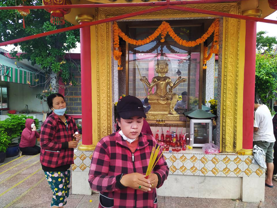 Sự công bằng, chính trực là đức tính tiêu biểu được thờ ở hướng chính diện.