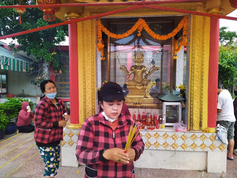 Sự công bằng, chính trực là đức tính tiêu biểu được thờ ở hướng chính diện.