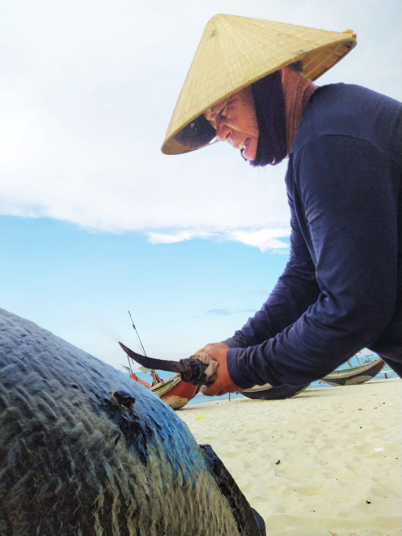 Họ tự sửa chữa tàu thuyền của mình bằng các kỹ thuật cổ xưa không máy móc. Nếu như các bãi biển khác được "đô thị hóa" chóng mặt thì người ta vẫn tìm thấy nơi đây một vẻ nguyên sơ hiếm hoi còn sót lại. Họ tự sửa chữa tàu thuyền của mình bằng các kỹ thuật cổ xưa không máy móc. Nếu như các bãi biển khác được "đô thị hóa" chóng mặt thì người ta vẫn tìm thấy nơi đây một vẻ nguyên sơ hiếm hoi còn sót lại.
