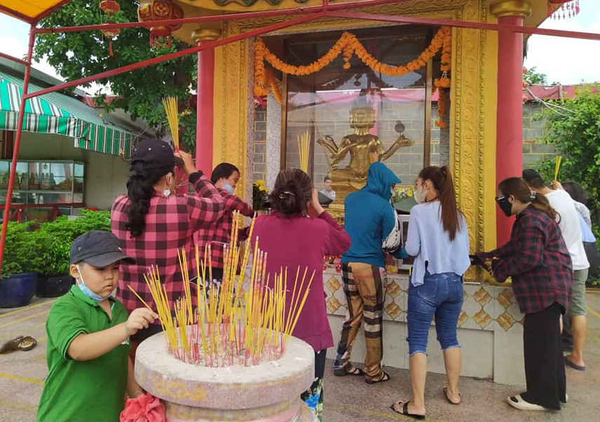 Nhiều em bé nhân ngày hè theo bố mẹ đến chiêm bái