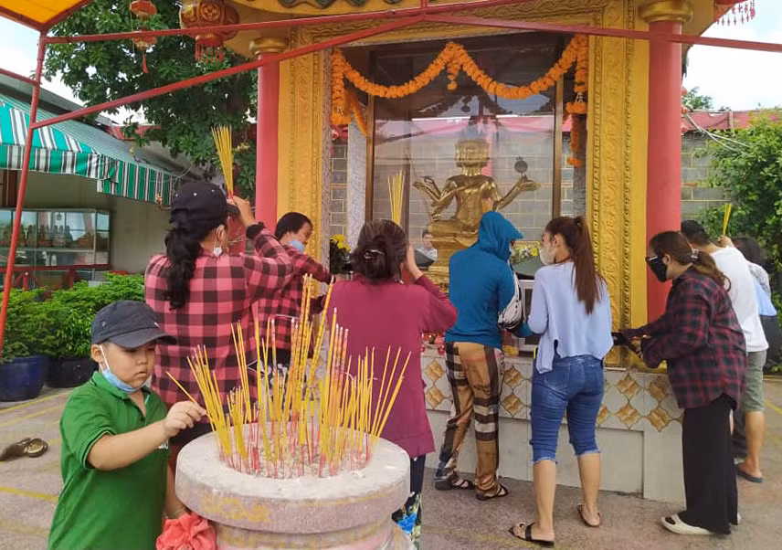 Nhiều em bé nhân ngày hè theo bố mẹ đến chiêm bái