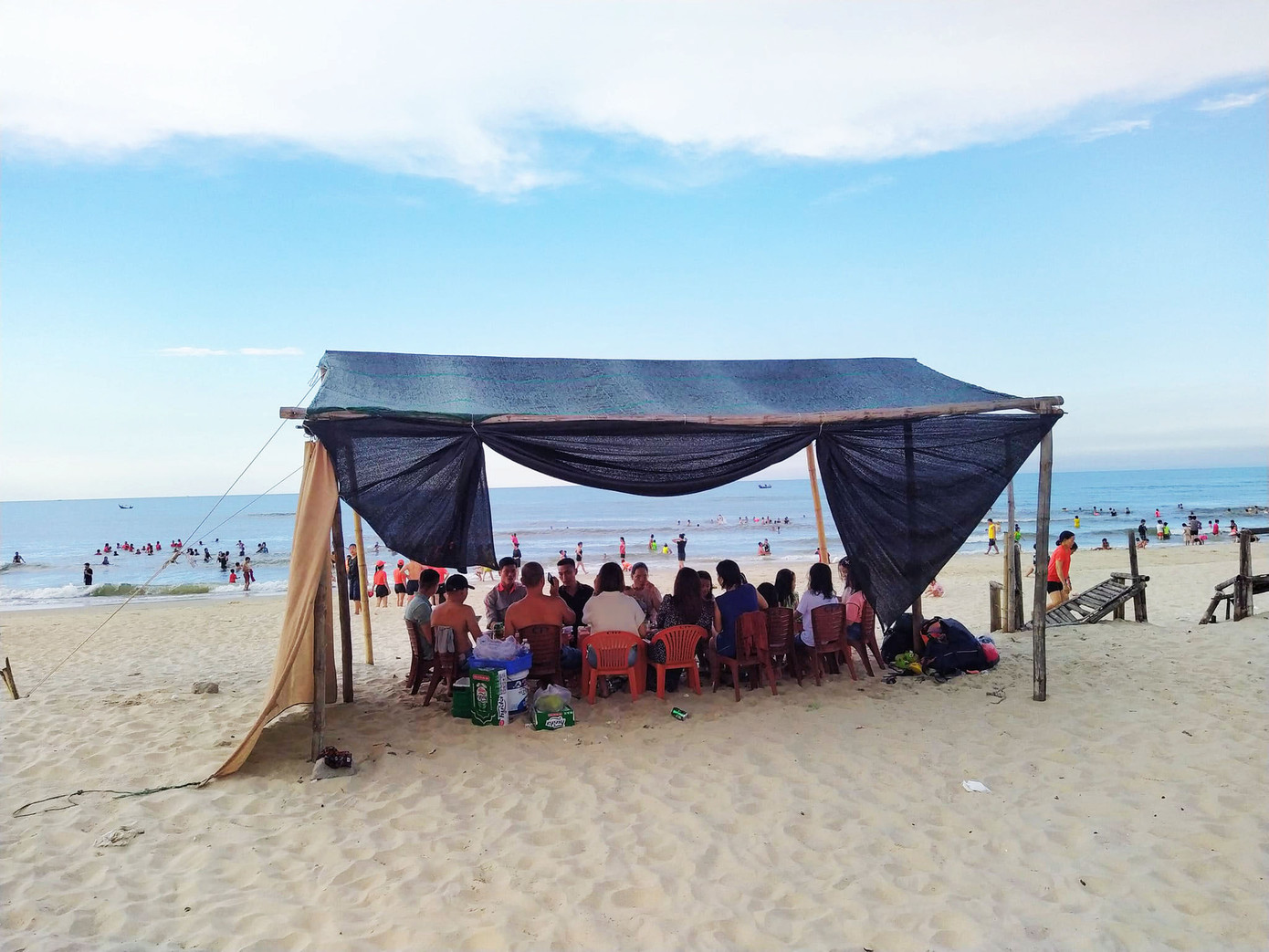 Không có các nhà hàng kiên cố và hoành tráng nên du khách thưởng thức các món ăn của làng chài ngay trên bãi biển. Không có các nhà hàng kiên cố và hoành tráng nên du khách thưởng thức các món ăn của làng chài ngay trên bãi biển.