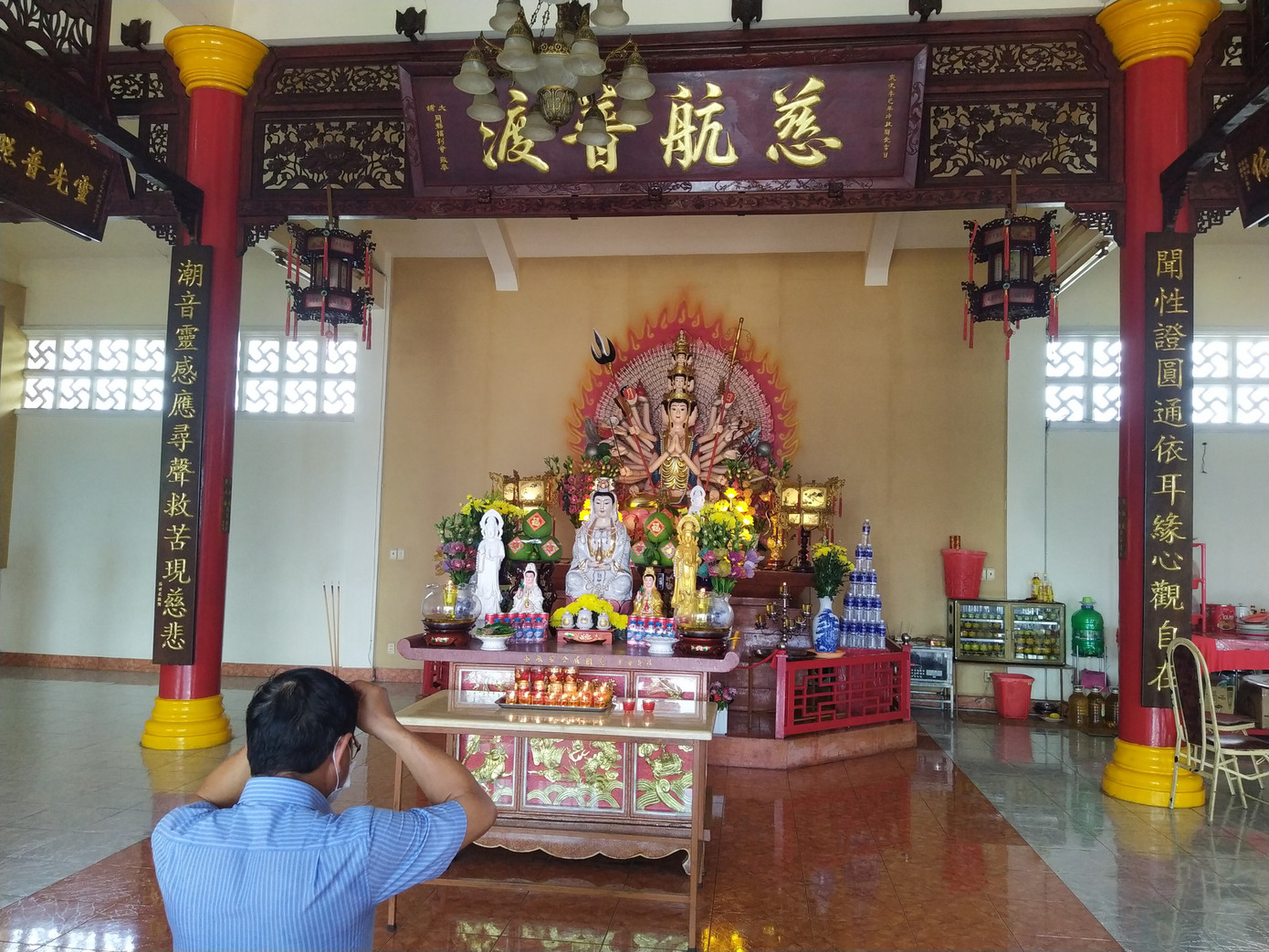 Điện thờ chùa Sùng Chính với tượng Phật "trăm mắt nghìn tay"