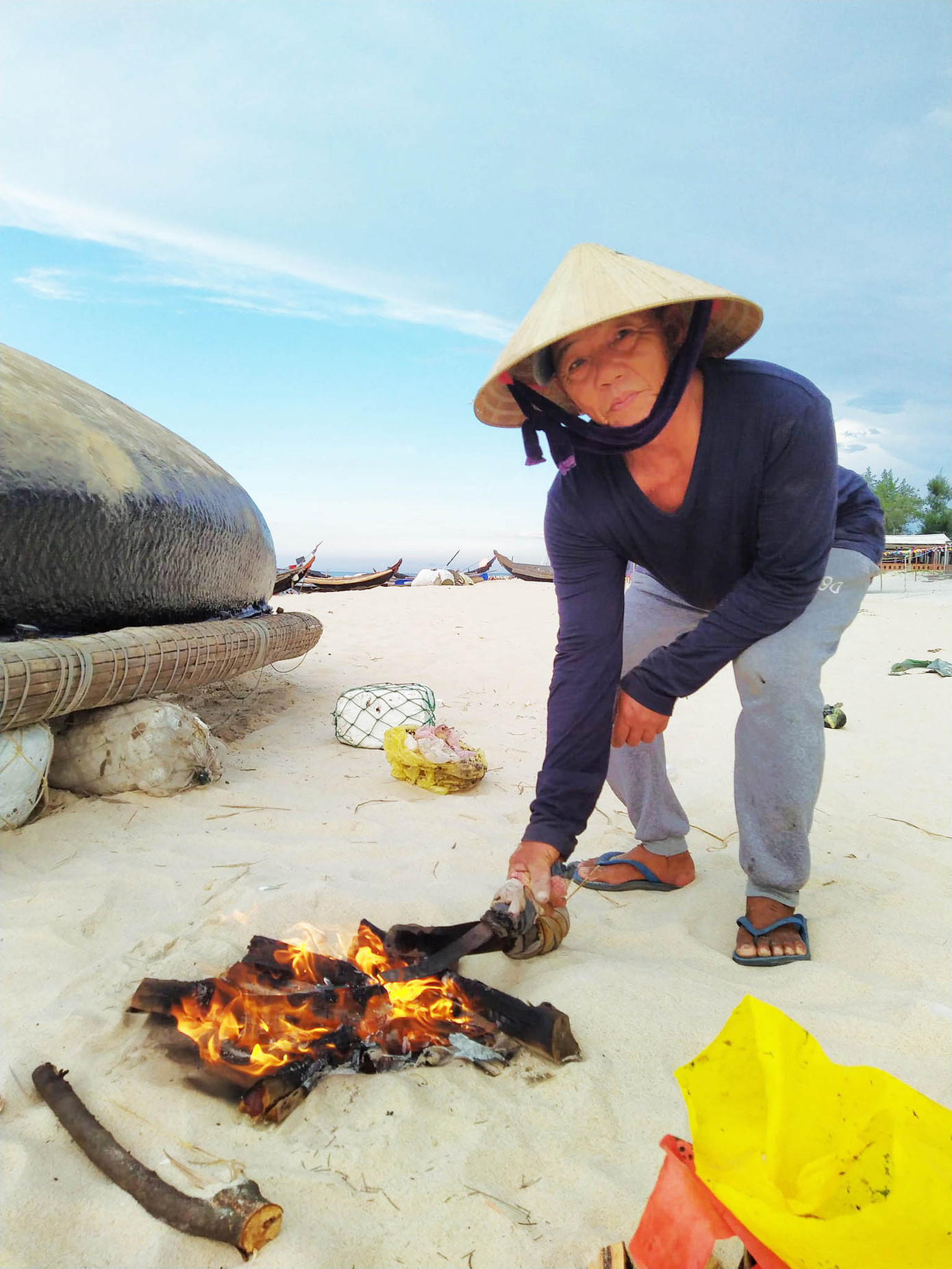 Người dân làm nghề chài lưới sinh sống. Biển Tân Mỹ sóng xanh, cát trắng, đặc biệt đồi cát cao tạo ra một vẻ đẹp khác biệt. Toàn bộ người dân trong vùng làm nghề chài lưới và giờ đây họ dành một số căn nhà tươm tất nhất làm nơi lưu trú cho du khách khi mà hầu như chưa có khách sạn nhà nghỉ nào được xây dựng. Người dân làm nghề chài lưới sinh sống. Biển Tân Mỹ sóng xanh, cát trắng, đặc biệt đồi cát cao tạo ra một vẻ đẹp khác biệt. Toàn bộ người dân trong vùng làm nghề chài lưới và giờ đây họ dành một số căn nhà tươm tất nhất làm nơi lưu trú cho du khách khi mà hầu như chưa có khách sạn nhà nghỉ nào được xây dựng.