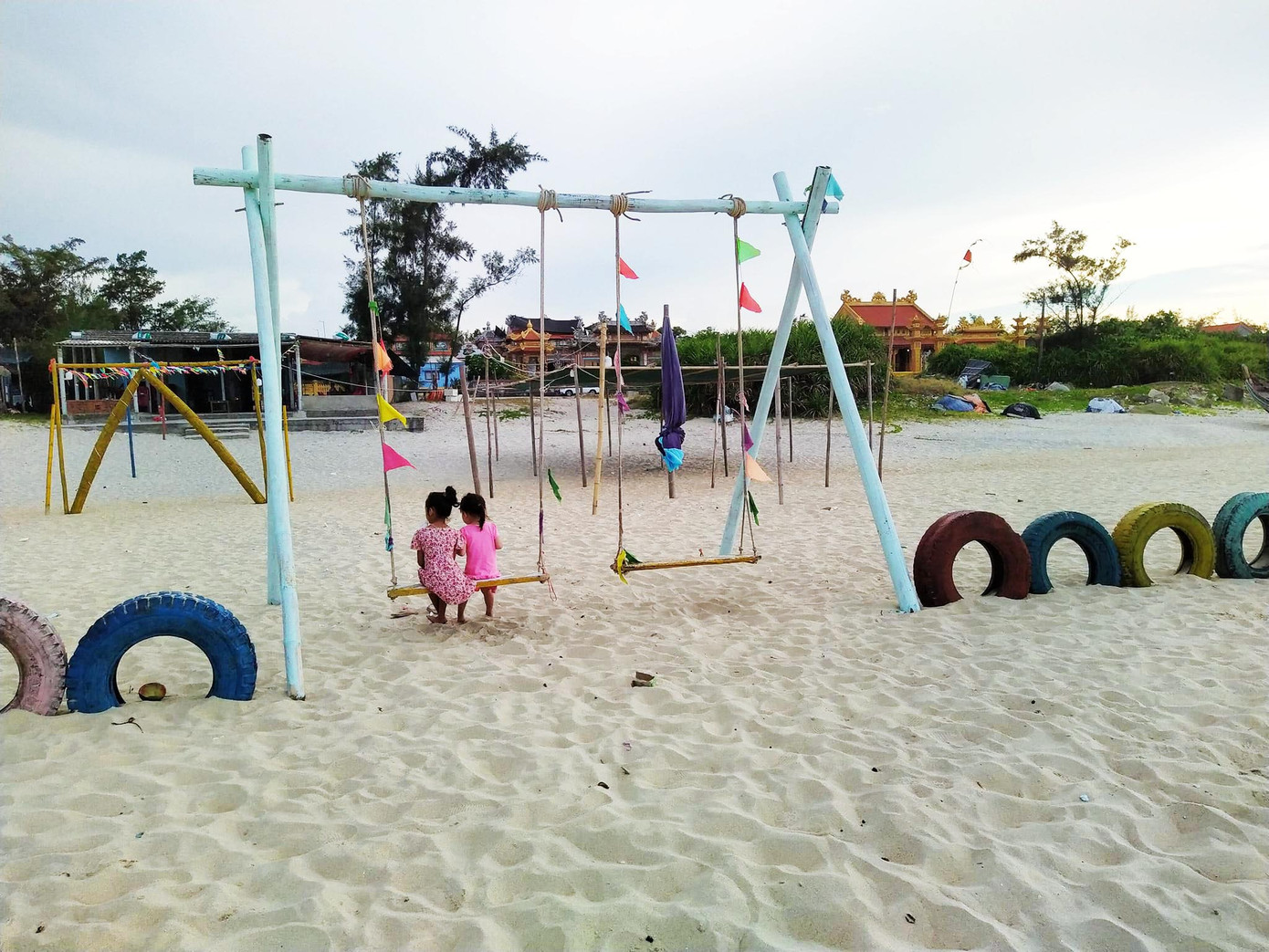 Bên cạnh đình làng, miếu đền, các sân chơi đã mọc lên, phong tục ở đây rất thuần hậu. Nhà văn Nguyễn Quang Hà từng nhận xét rằng: “Điều làm chúng tôi ngạc nhiên đầu tiên ở Tân Mỹ là đêm ngủ, không một nhà nào đóng cổng, còn cửa trong nhà mở toang, kể cả cửa chính. Tôi đi đã nhiều, chưa gặp ở đâu như thế”. Bên cạnh đình làng, miếu đền, các sân chơi đã mọc lên, phong tục ở đây rất thuần hậu. Nhà văn Nguyễn Quang Hà từng nhận xét rằng: “Điều làm chúng tôi ngạc nhiên đầu tiên ở Tân Mỹ là đêm ngủ, không một nhà nào đóng cổng, còn cửa trong nhà mở toang, kể cả cửa chính. Tôi đi đã nhiều, chưa gặp ở đâu như thế”.