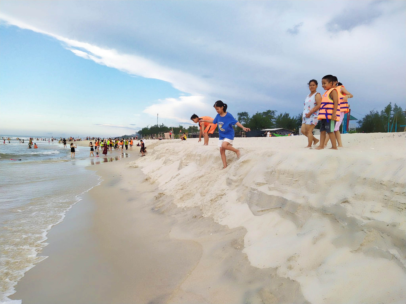 Đồi cát cao và vững chắc chống chịu được với sóng biển và bão tố. Đồi cát cao và vững chắc chống chịu được với sóng biển và bão tố.