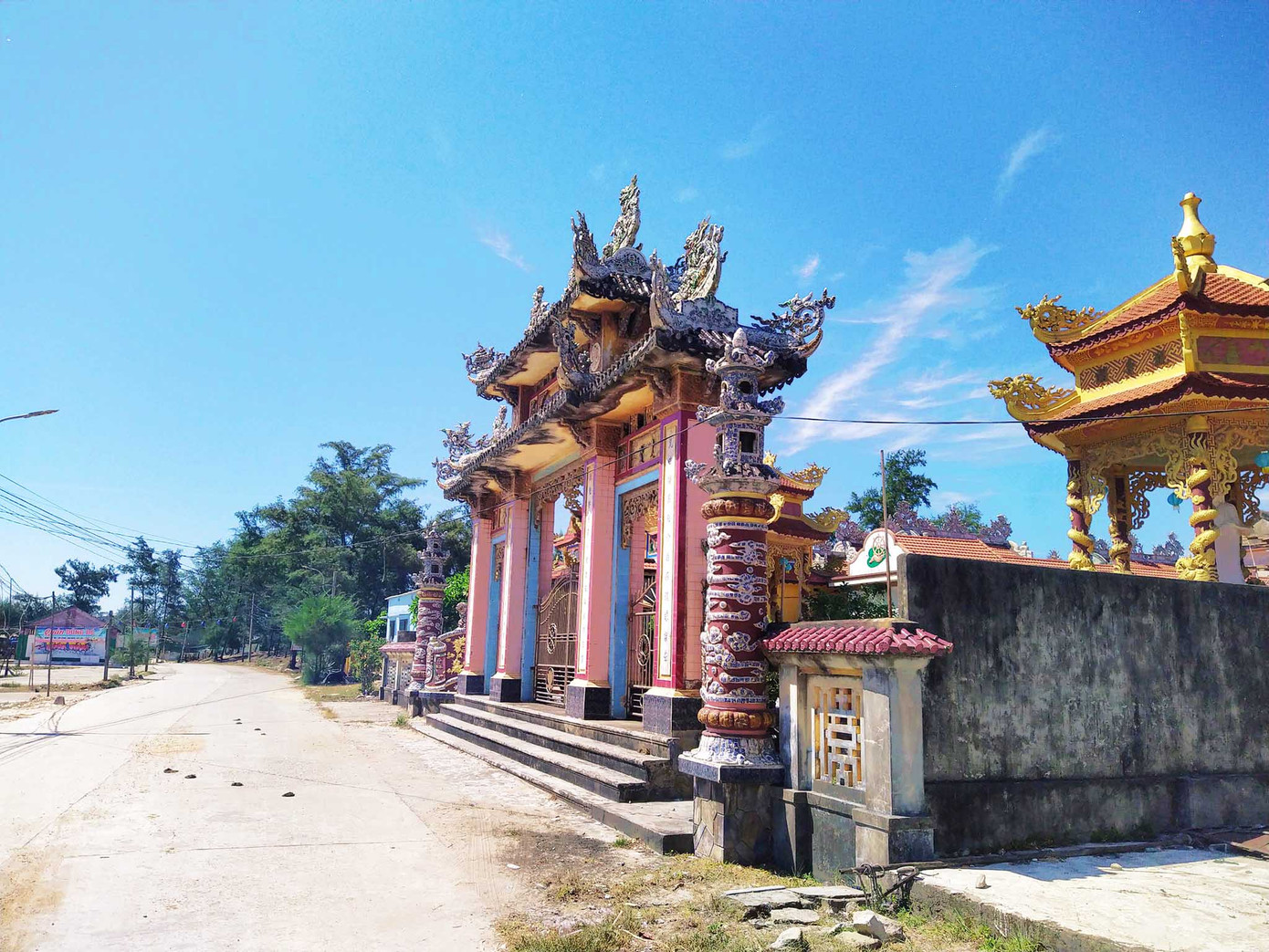 Biển Tân Mỹ là vùng biển nguyên sơ thuộc huyện Quảng Điền, tỉnh Thừa Thiên - Huế. Trước đây, muốn tới vùng biển này người ta phải đi qua đò ngang. Cách đây dăm năm, một chiếc cầu lớn đã nối bãi biển Tân Mỹ với đất liền. Bãi biển Tân Mỹ chưa có nhà cao tầng, chỉ có các công trình kiến trúc lịch sử như đình chùa, lăng mộ. Biển Tân Mỹ là vùng biển nguyên sơ thuộc huyện Quảng Điền, tỉnh Thừa Thiên - Huế. Trước đây, muốn tới vùng biển này người ta phải đi qua đò ngang. Cách đây dăm năm, một chiếc cầu lớn đã nối bãi biển Tân Mỹ với đất liền. Bãi biển Tân Mỹ chưa có nhà cao tầng, chỉ có các công trình kiến trúc lịch sử như đình chùa, lăng mộ.