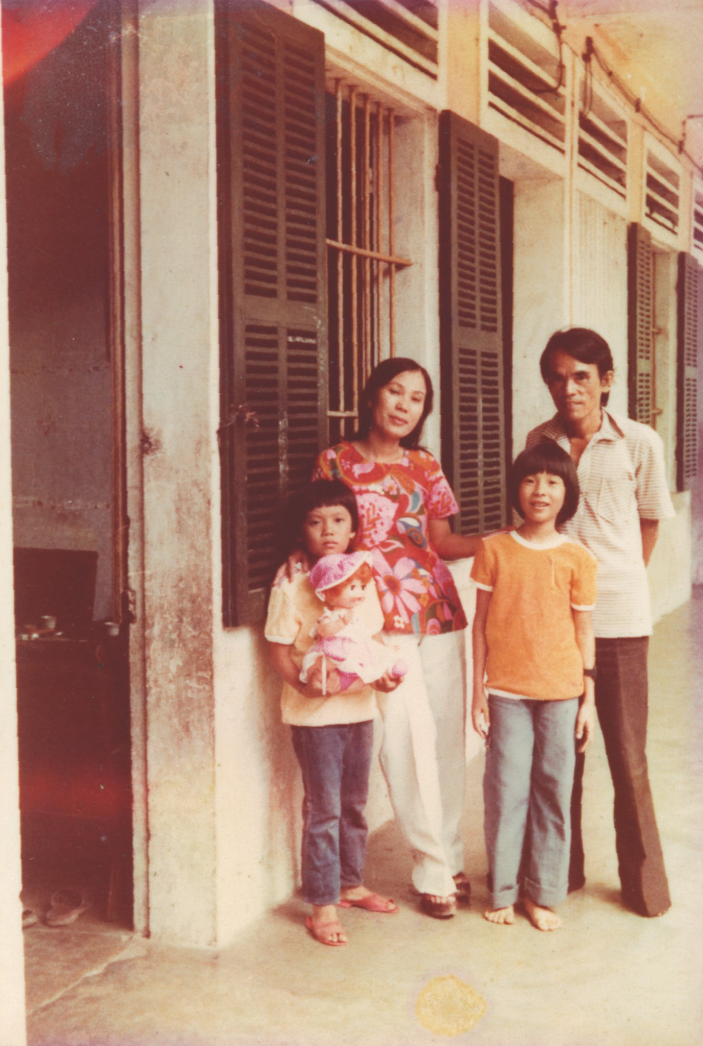 Gia đình nhà văn Hoàng Phủ Ngọc Tường - nhà thơ Lâm Thị Mỹ Dạ và hai con Hoàng Dạ Thư, Hoàng Dạ Thi những năm đất nước bắt đầu mở cửa, đổi mới. Ảnh: Tư liệu gia đình.