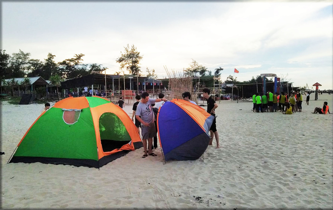 Khi chiều muộn, các lều trại được dựng lên trên bãi cát. Khi chiều muộn, các lều trại được dựng lên trên bãi cát.