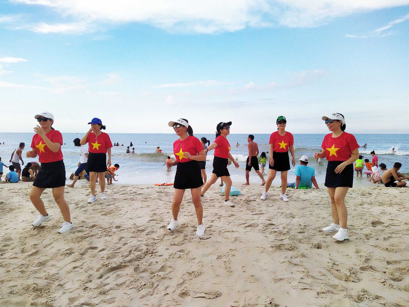 Ngay cả người dân địa phương cũng háo hức tới bãi biển còn gần như "cổ tích", do nơi đây hàng trăm năm qua tách biệt với đất liền bởi đầm phá. Ngay cả người dân địa phương cũng háo hức tới bãi biển còn gần như "cổ tích", do nơi đây hàng trăm năm qua tách biệt với đất liền bởi đầm phá.