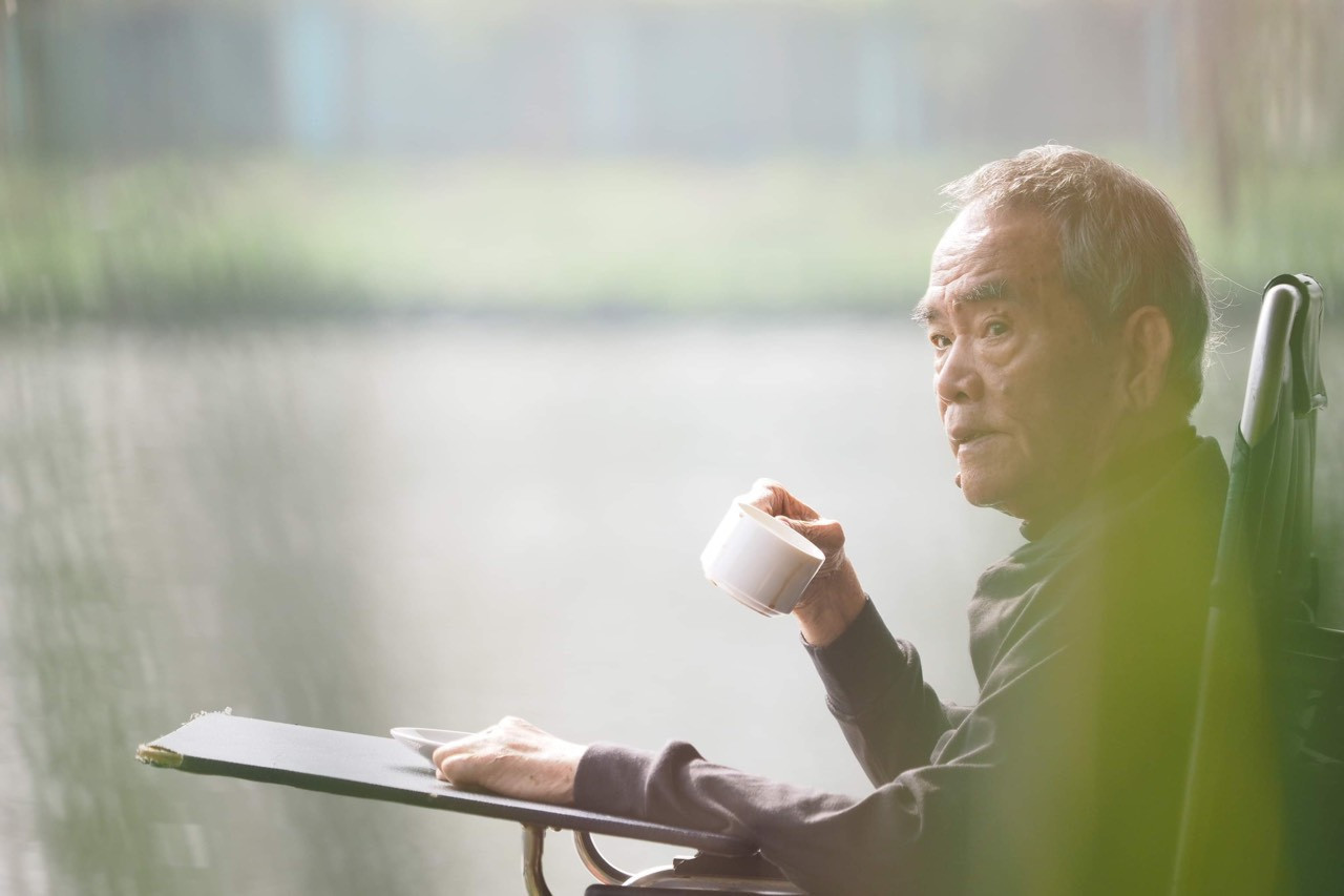 Nhà văn Hoàng Phủ Ngọc Tường vẫn sáng tác cho đến tận lúc ra đi. Ảnh: Hoàng Dạ Thư.