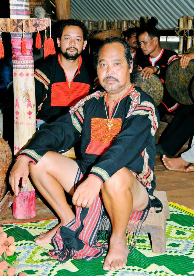 Nghệ sĩ Y Vôl Ênuôl bên cha mình - Nghệ sĩ Nhân dân Y Moan. Ảnh: Tư liệu nghệ sĩ. Nghệ sĩ Y Vôl Ênuôl bên cha mình - Nghệ sĩ Nhân dân Y Moan. Ảnh: Tư liệu nghệ sĩ.