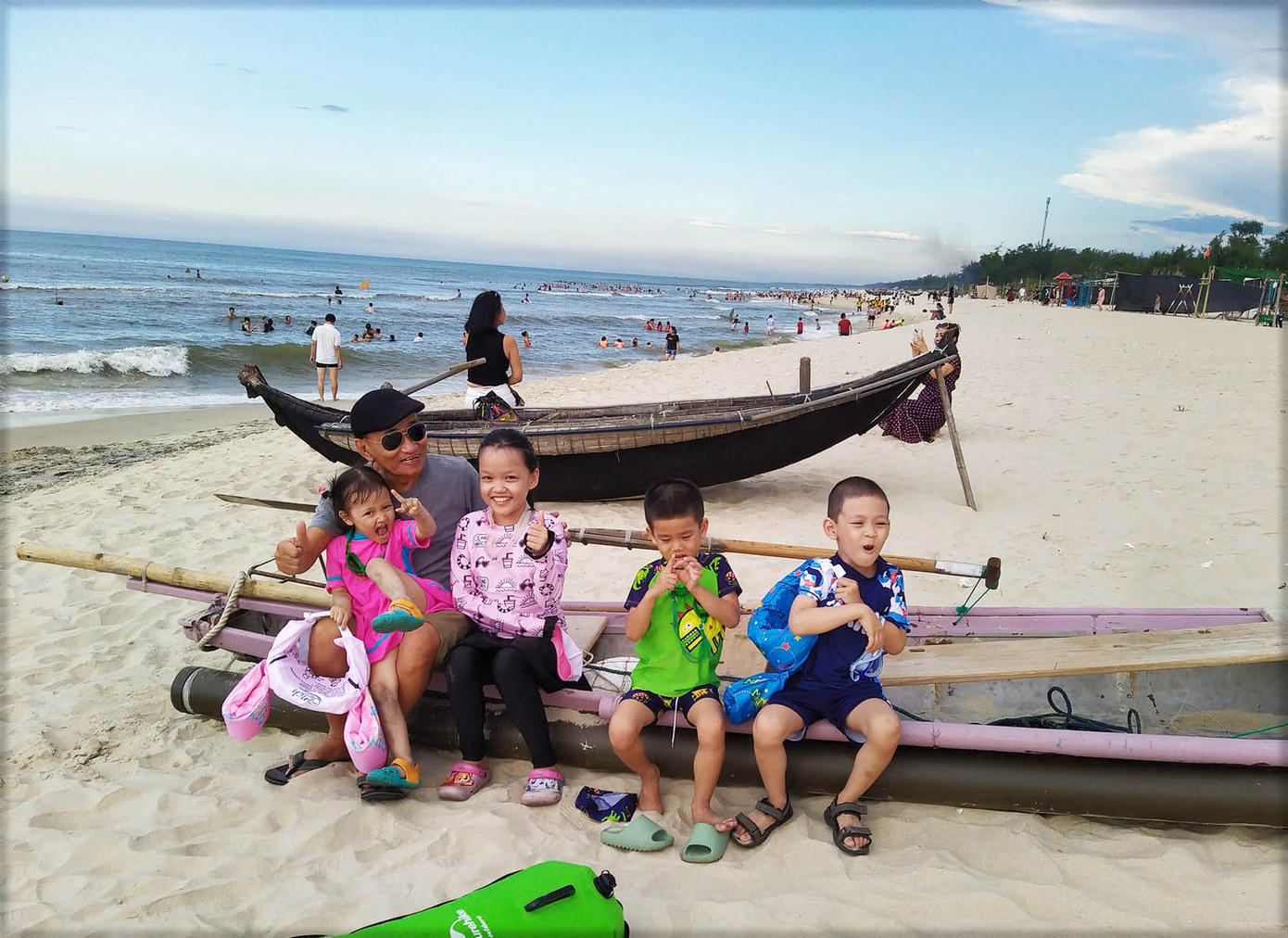 Các em nhỏ thích thú khi khám phá bãi biển Tân Mỹ. Các em nhỏ thích thú khi khám phá bãi biển Tân Mỹ.