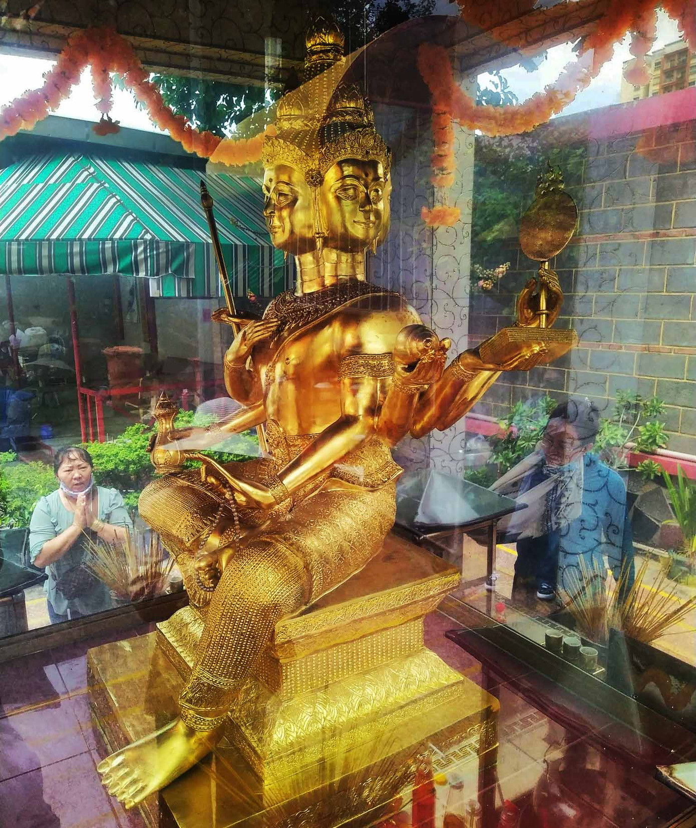 Tượng thần Phạm Thiên (Brahma) bốn mặt