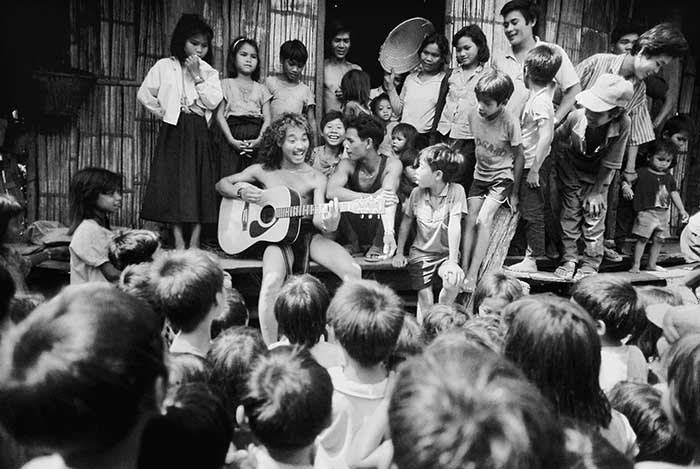 Nghệ sĩ Y Moan diễn cho đồng bào nghe. Ảnh: Nguyễn Hữu Bảo. Nghệ sĩ Y Moan diễn cho đồng bào nghe. Ảnh: Nguyễn Hữu Bảo.