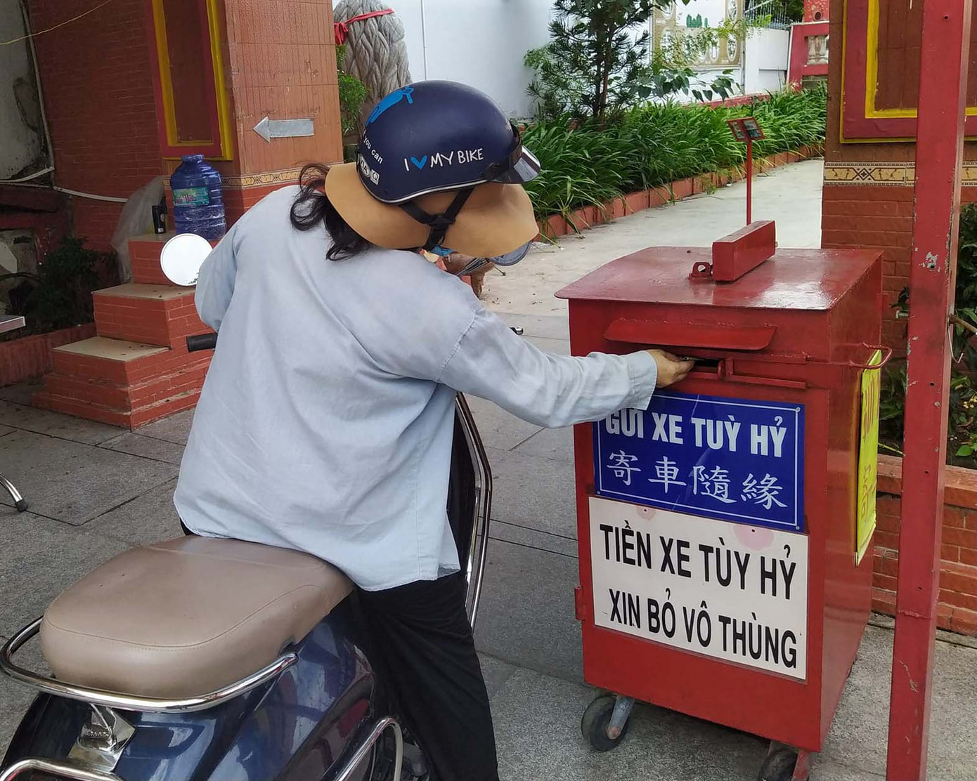 Người vào chùa không phải trả tiền gửi xe mà tùy tâm công đức