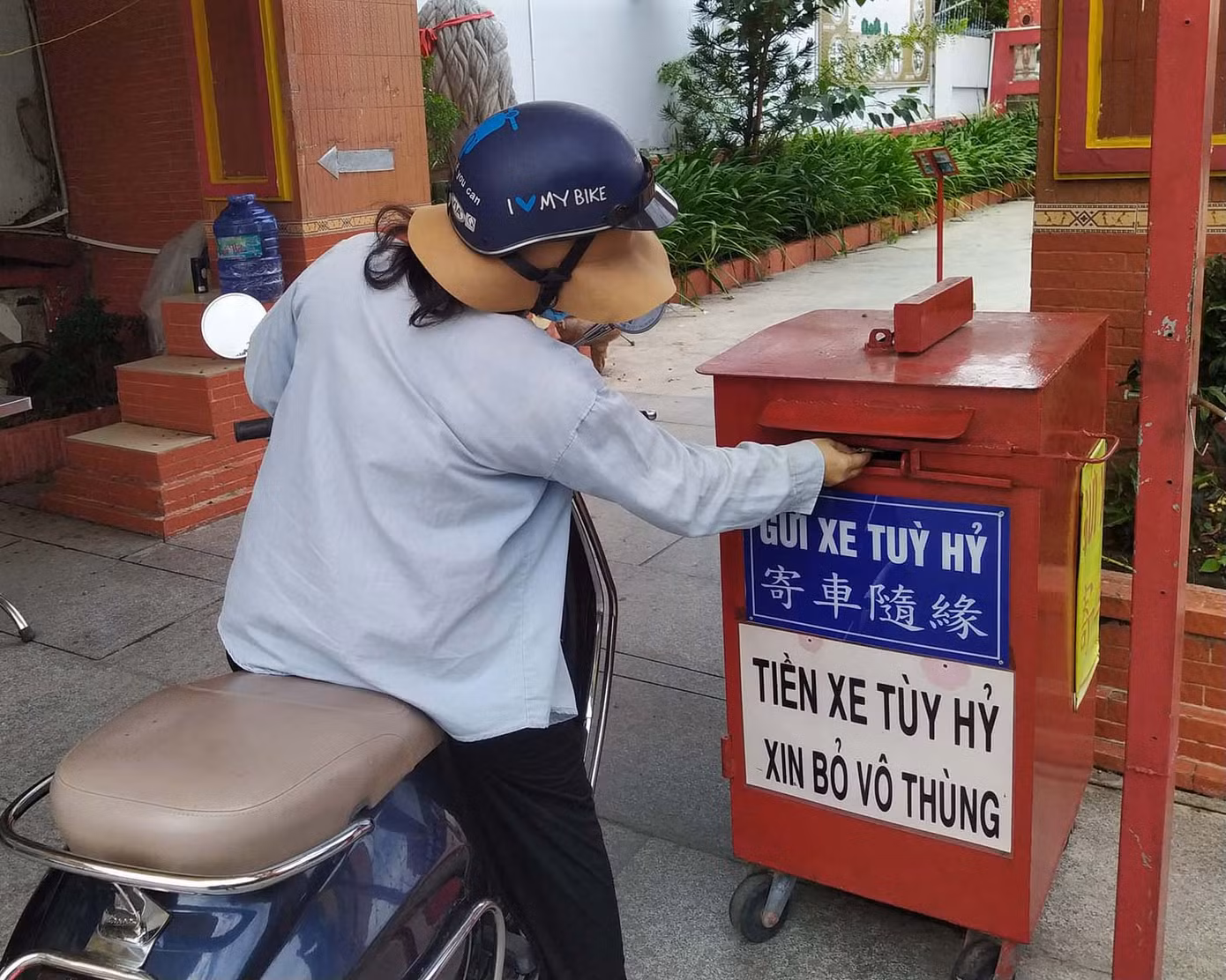 Người vào chùa không phải trả tiền gửi xe mà tùy tâm công đức