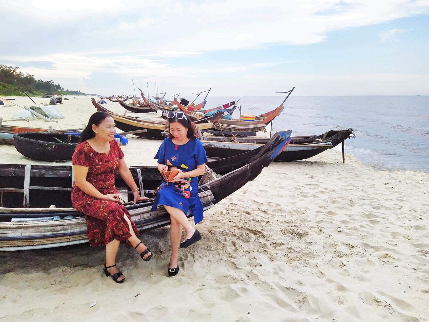 Chỉ cách thành phố Huế hơn 20 km, nhưng phong cảnh làng chài nơi đây hầu như không thay đổi suốt hàng trăm năm qua. Chỉ cách thành phố Huế hơn 20 km, nhưng phong cảnh làng chài nơi đây hầu như không thay đổi suốt hàng trăm năm qua.