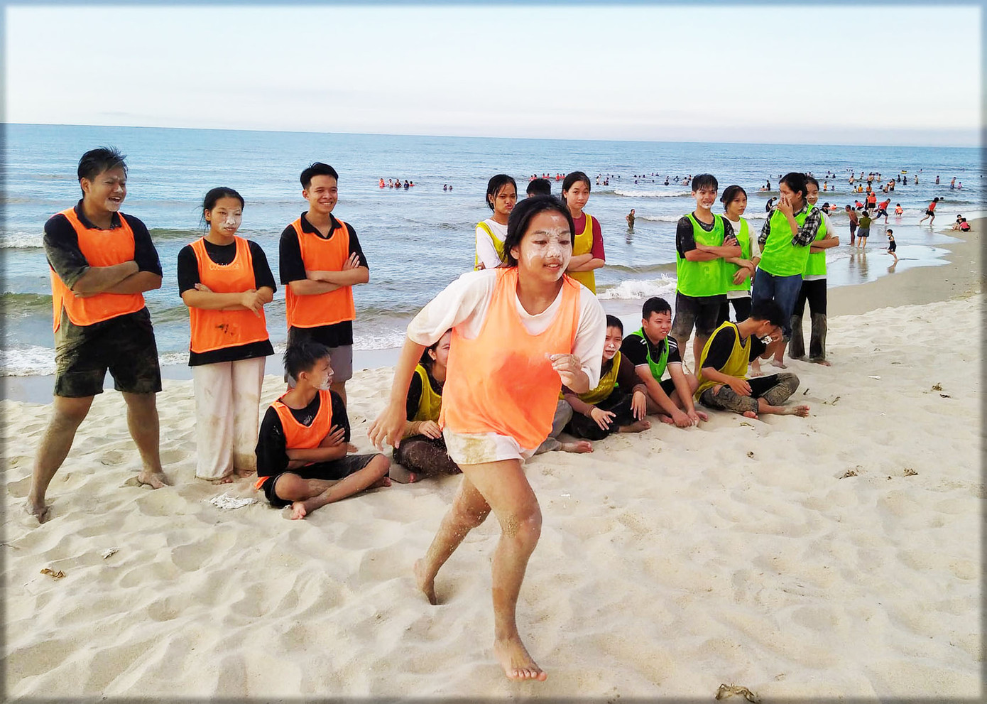 Ngày càng có nhiều bạn trẻ đến với biển Tân Mỹ (Quảng Điền, Thừa Thiên - Huế) để tìm lại không khí trong lành và vẻ đẹp nguyên sơ. Mỗi ngày có hàng trăm du khách khám phá bãi biển này. Ngày càng có nhiều bạn trẻ đến với biển Tân Mỹ (Quảng Điền, Thừa Thiên - Huế) để tìm lại không khí trong lành và vẻ đẹp nguyên sơ. Mỗi ngày có hàng trăm du khách khám phá bãi biển này.