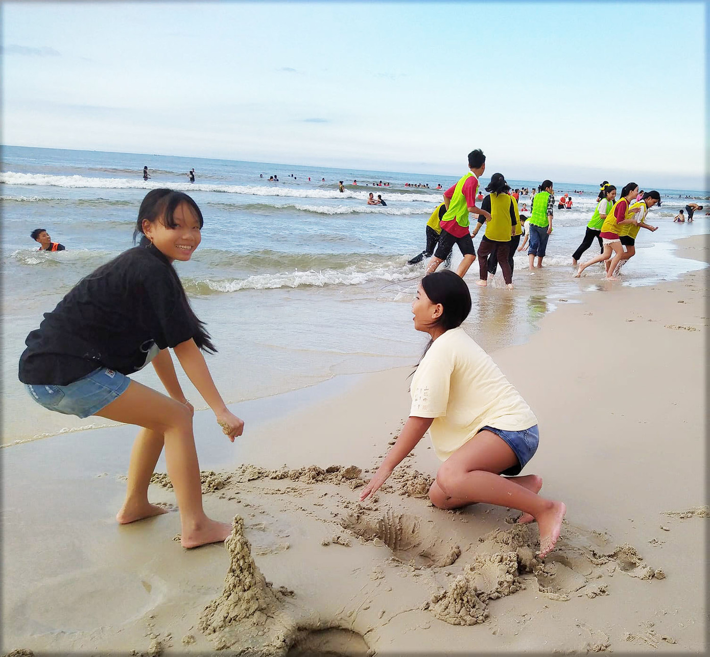 Ngoài du khách địa phương thì người yêu biển từ nhiều tỉnh thành khác đã tới với biển Tân Mỹ. Một chủ homestay sử dụng ngôi nhà của người dân làm nơi lưu trú cho biết: "Có gia đình du khách Hà Nội vào ở lại trong làng gần một tháng trời". Ngoài du khách địa phương thì người yêu biển từ nhiều tỉnh thành khác đã tới với biển Tân Mỹ. Một chủ homestay sử dụng ngôi nhà của người dân làm nơi lưu trú cho biết: "Có gia đình du khách Hà Nội vào ở lại trong làng gần một tháng trời".