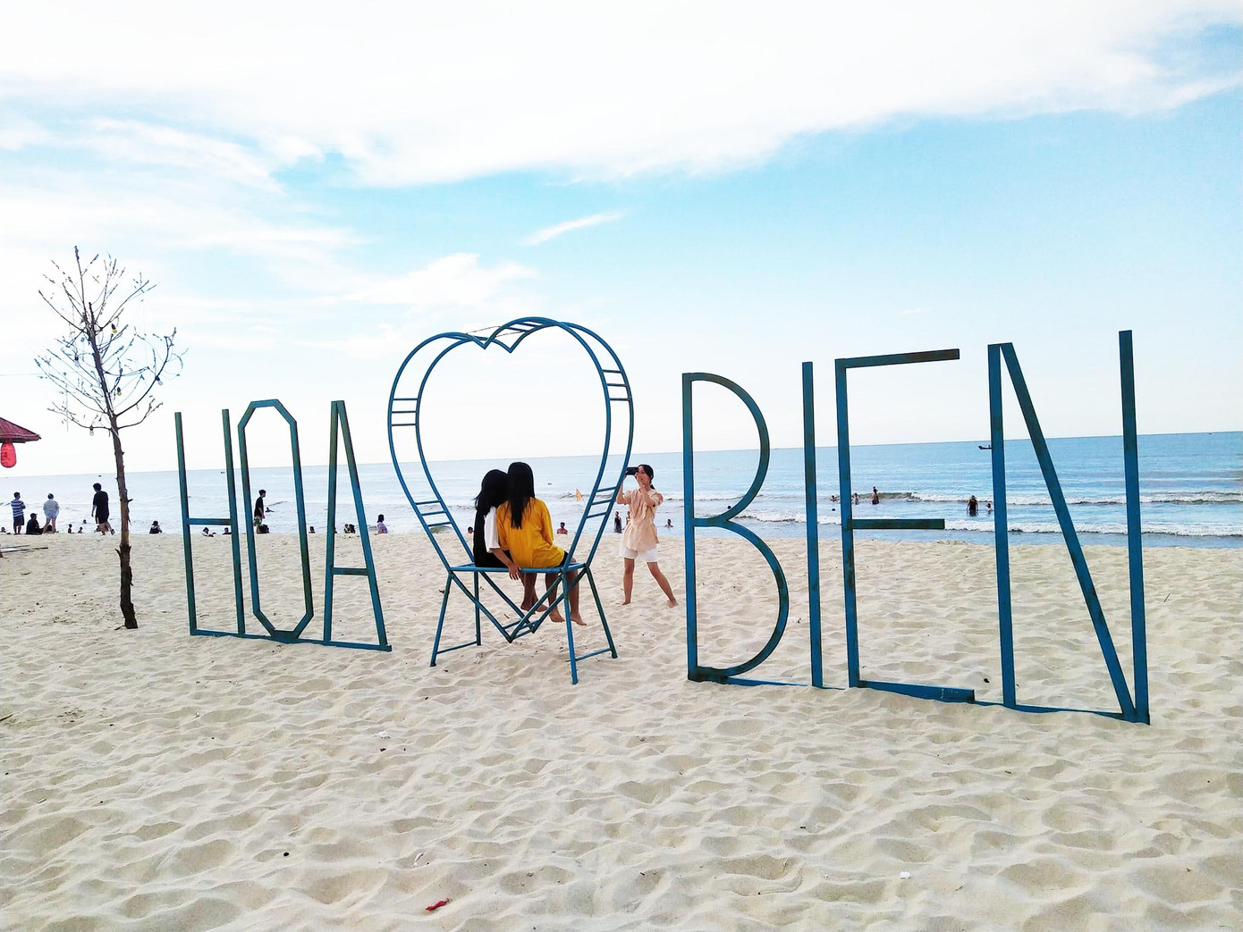 Các em nhỏ tự do vui chơi chụp ảnh. Các em nhỏ tự do vui chơi chụp ảnh.