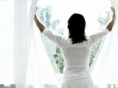 Nên mở cửa sổ để tiếp nhận không khí trong lành