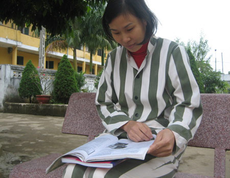 Phạm nhân Nguyễn Thị Quỳnh Ngọc vẫn rất chăm chỉ học tiếng Anh. Phạm nhân Nguyễn Thị Quỳnh Ngọc vẫn rất chăm chỉ học tiếng Anh