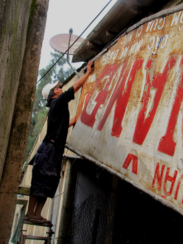 Người dân ven biển Thuận An (TT-Huế) che chắn lại nhà cửa trước khi bão số 11 vào đất liền. Ảnh: Ngọc Văn. Người dân ven biển Thuận An (TT-Huế) che chắn lại nhà cửa trước khi bão số 11 vào đất liền. Ảnh: Ngọc Văn