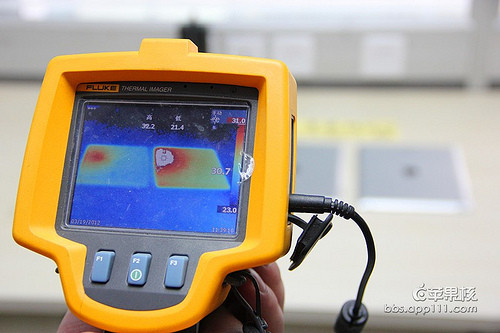 Bây giờ ta đặt iPad úp xuống mặt bàn. Chú ý, Infinity Blade vẫn đang chạy