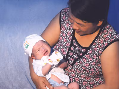 Bé Trường Xuân tròn 1 tháng tuổi trong vòng tay của mẹ