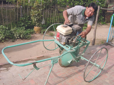 Anh Nguyễn Hoàng Phong học lớp 6 (Châu Phú, An Giang) sáng chế máy nông nghiệp năng suất bằng 75 người làm thủ công. Ảnh: Lê Hoàng Vũ