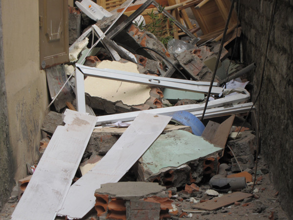 Tường nhà bị đổ, đồ đạc bị thổi bay.. Tường nhà, đồ đạc bị thổi bay.