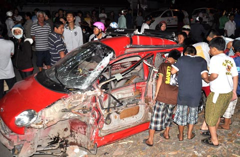 Chiếc ôtô bẹp dúm sau tai nạn. Ảnh: Q.T