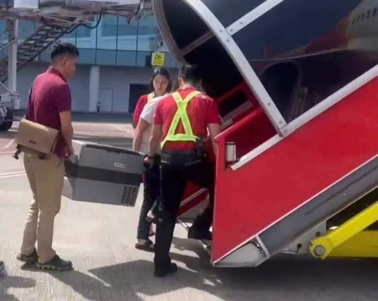 Thùng đựng tạng hiến được chuyển lên máy bay Thùng đựng tạng hiến được chuyển lên máy bay